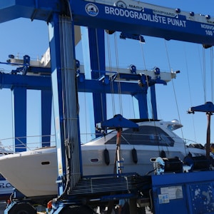 Eine Motoryacht Bavaria 38 HT zur Begutachtung in Punat, Kroatien