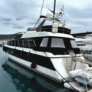 Eine Motoryacht Neptunus 168 Fly zur Begutachtung in Cres, Kroatien